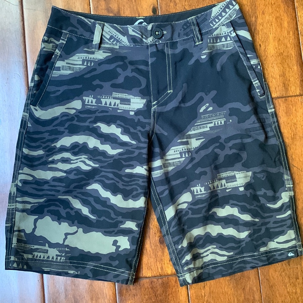Quiksilver boys/men’s 26 board shorts bathing suit